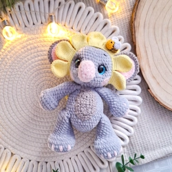 ręcznie robiony koala amigurumi miękka maskotka z kwiatkiem i pszczółką